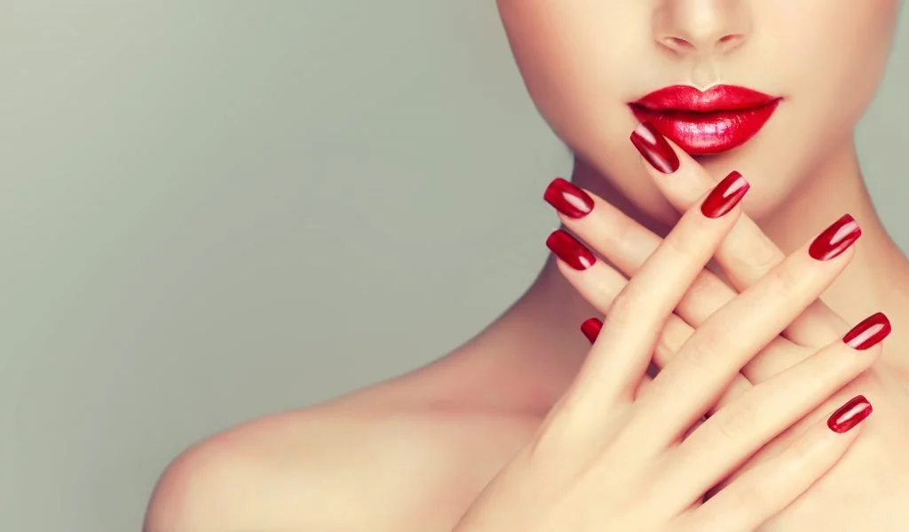 Para a aplicação, use sempre uma base coat de qualidade. Ela não só protege a unha do pigmento forte, evitando que o vermelho manche, como também uniformiza a superfície, facilitando o deslizamento do pincel. Ao aplicar o esmalte, evite carregar o pincel em excesso. O ideal é usar camadas finas. Limpe o excesso no gargalo da embalagem.